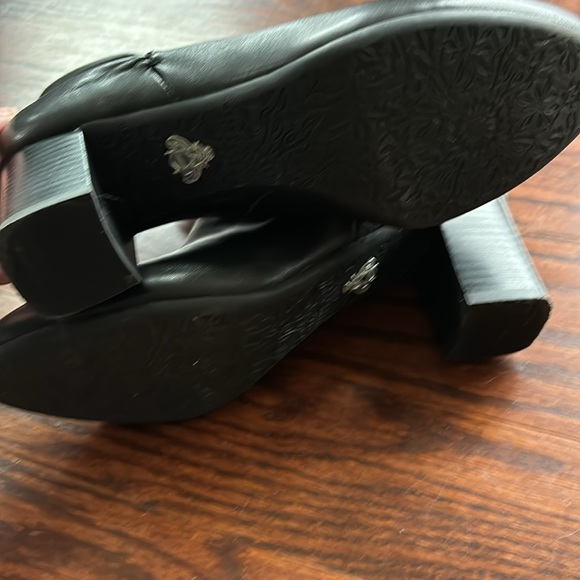 Black leather booties with ruched detail. Size 6.5 - Picture 5 of 5